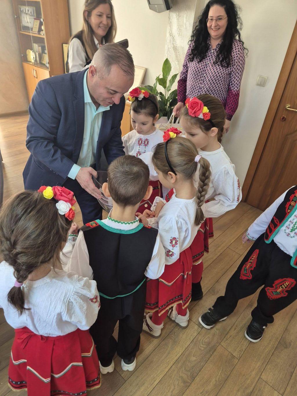 Мартенски поздрав към кмета на Община Сандански - ДГ Пролет - Сандански